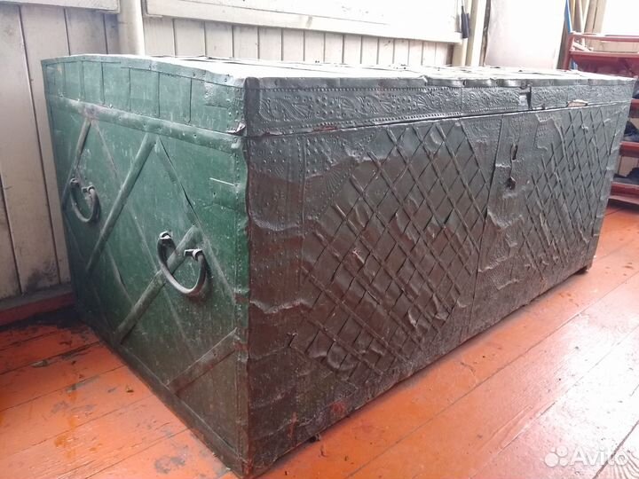 Сундук деревянный