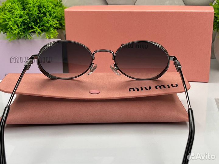 Солнцезащитные очки Miu Miu