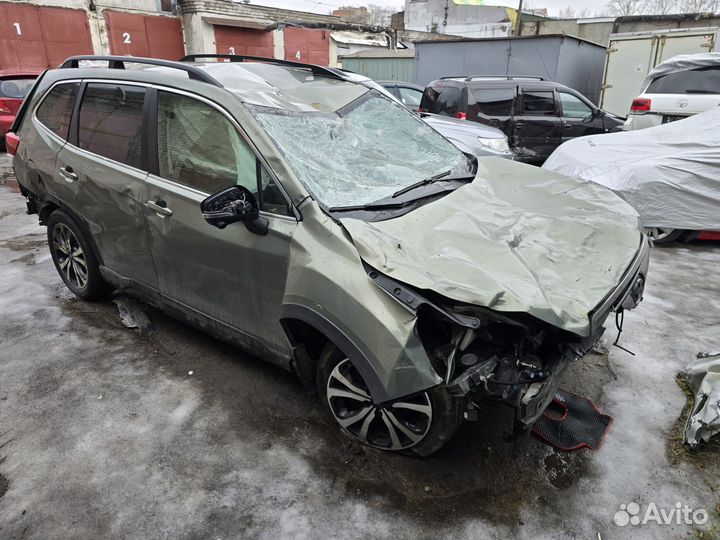 Subaru Forester 2.5 CVT, 2021, битый, 17 000 км