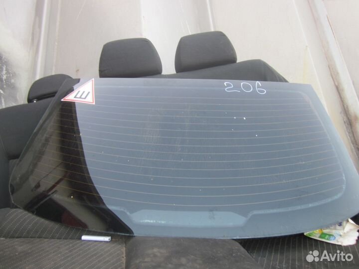 Peugeot 206 стекло заднее