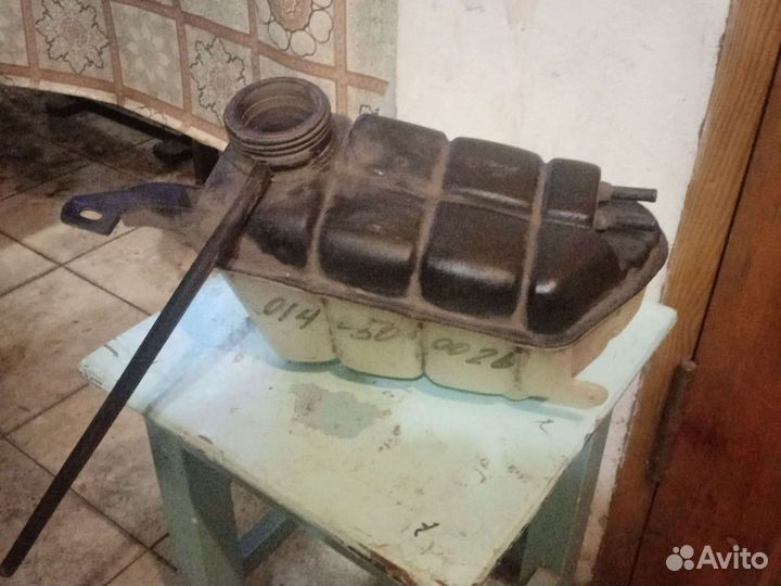 Расширительный бачок на Мерс 220 кузов