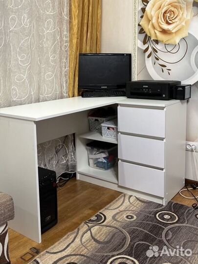 Угловой письменный стол