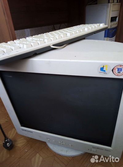 Монитор и клавиатура