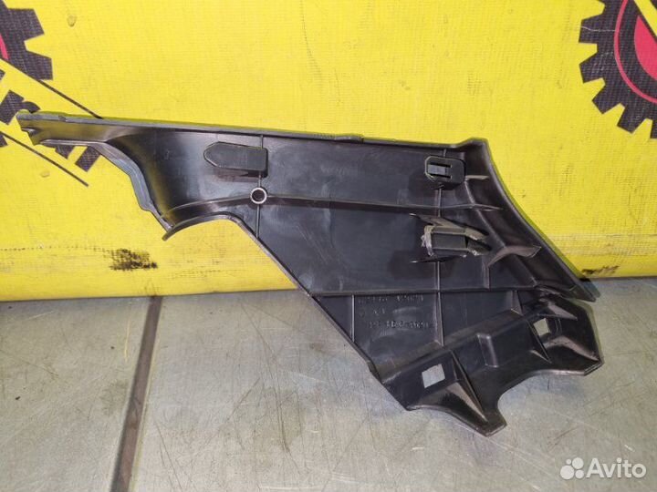 Накладка задней стойки задняя правая Toyota