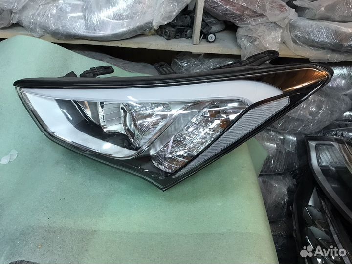 Фара левая Hyundai SantaFe 3 xenon