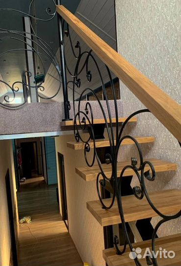 Облицовка лестничного металлокаркаса деревом