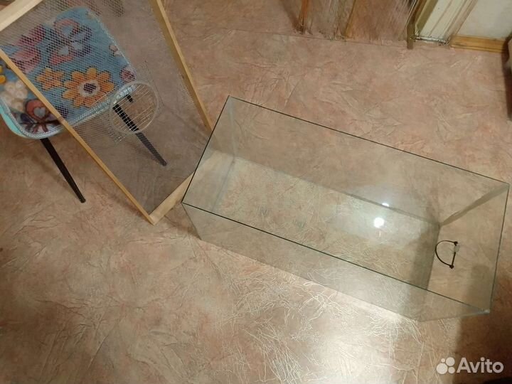 Стеклянный бокс-клетка