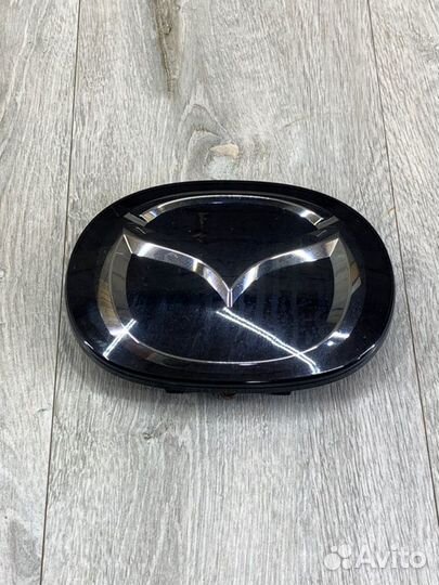 Эмблема правая Mazda Сх 9 TC PY 2019