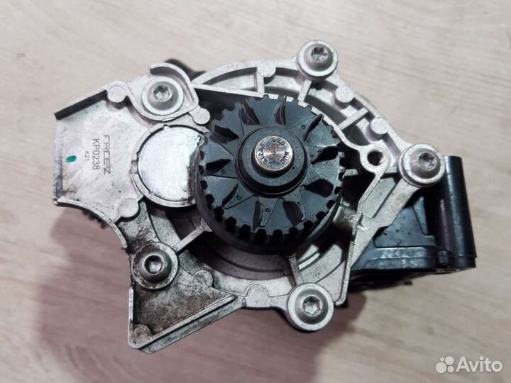 Помпа с термостатом 2,0 TSI Volkswagen Passat B6