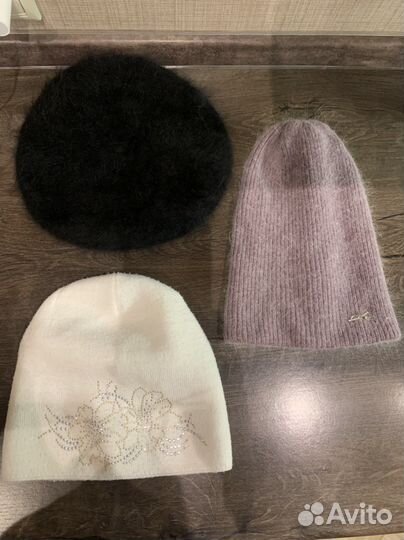 Три женские шапки