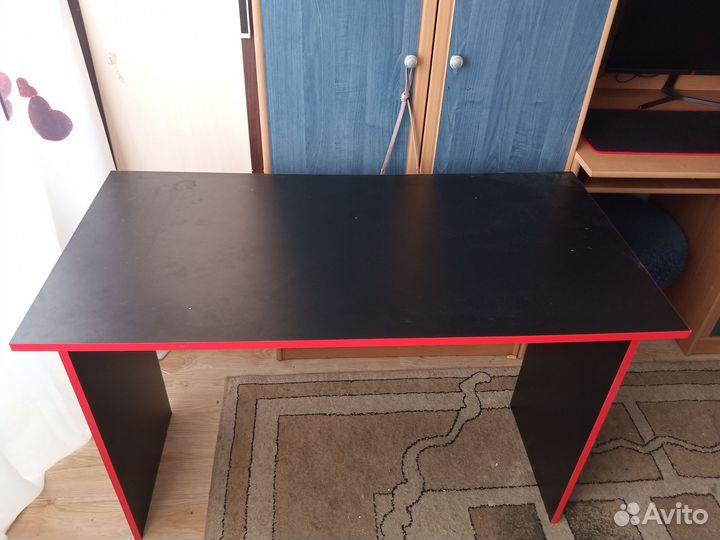 Продам компьютерный стол. почти новый