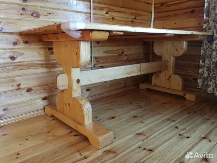 Деревянный стол с двумя лавками