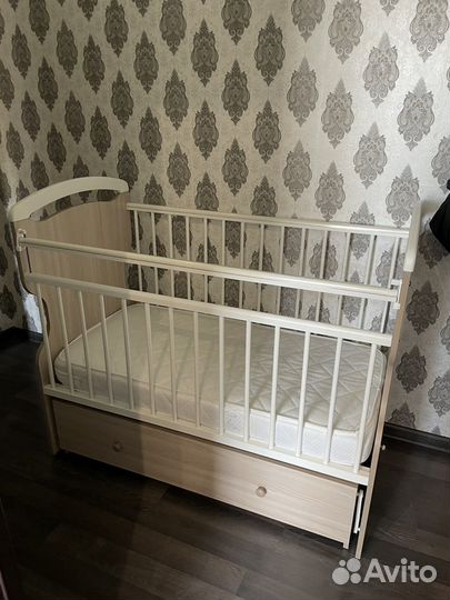 Детская кровать с маятником и ящиком