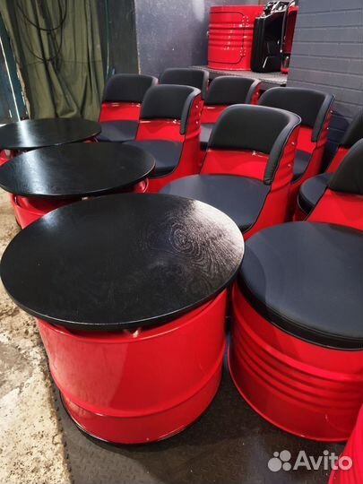 Кресло и столы из бочек