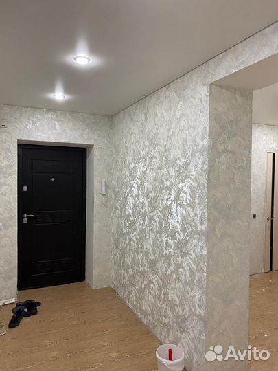 Клеить обои