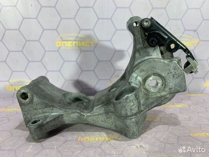 Кронштейн генератора Opel Astra H Z17DTH