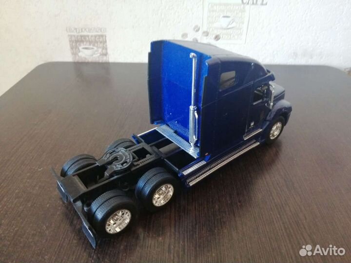 Модель freightliner 1/32