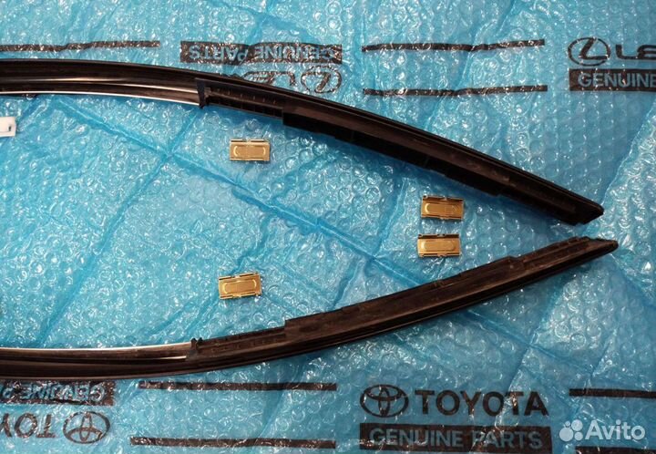 Молдинги лобового стекла Ленд Крузер 200 в сборе