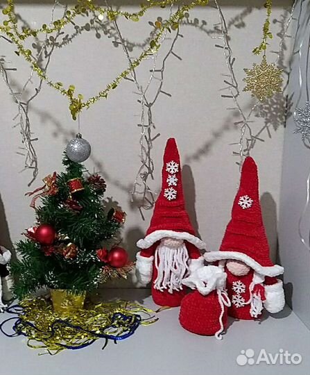 Новогодний гномик с подарком