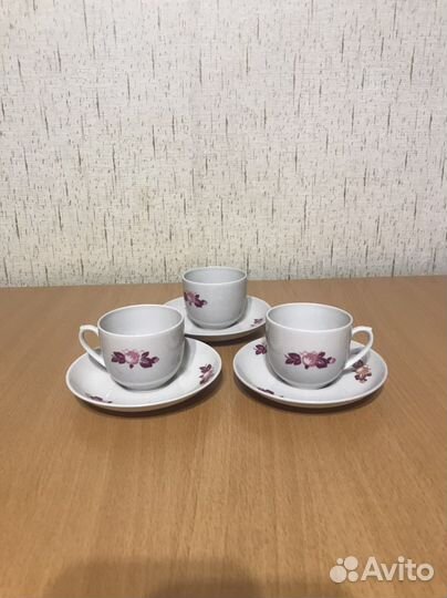 Кофейные чашки, кофеварка, блюдца