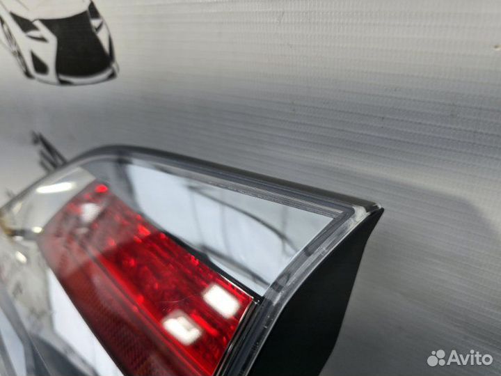 Фонарь крышки багажника задний правый Lexus Rx270