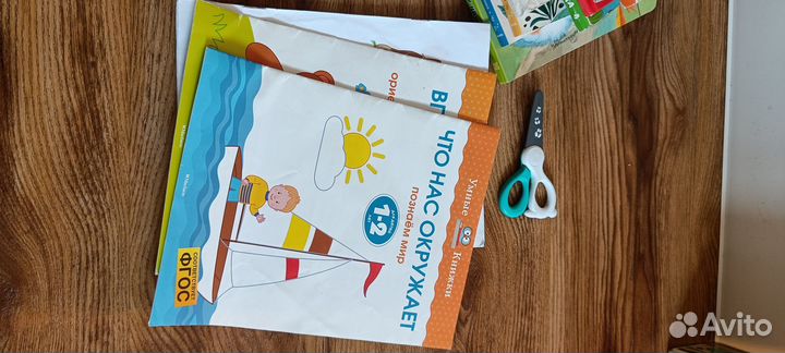 Книги, пазлы и ножницы для малышей