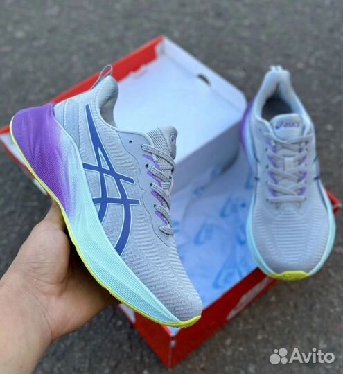 Кроссовки женские Asics Novablast 3