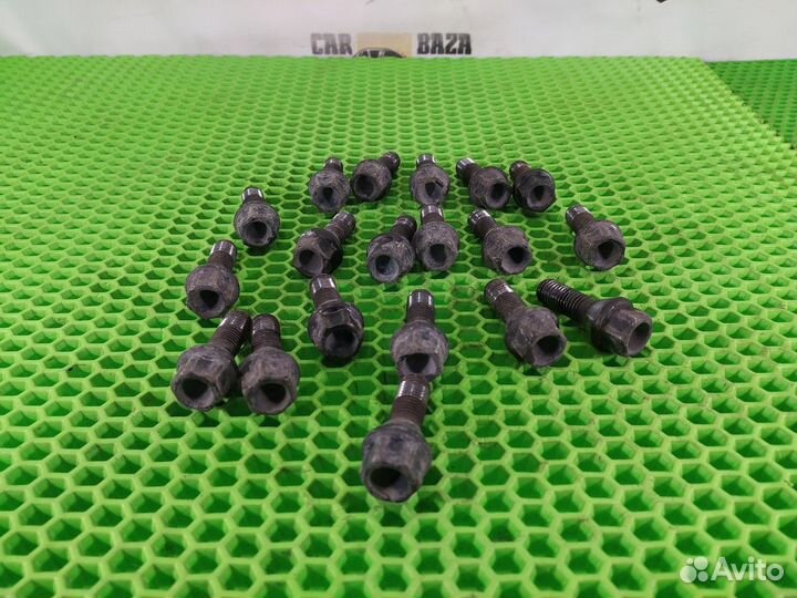 Болт колесный