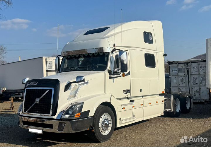 Бампер хром сплошной с кронштейнами Volvo VNL