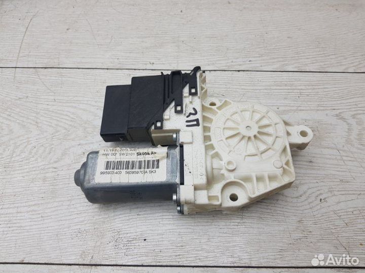 Моторчик стеклоподъемника задний правый Skoda