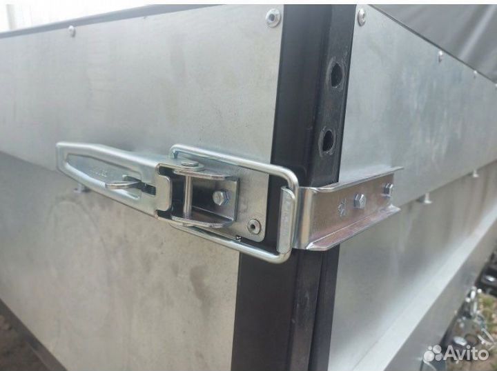 Замки борта автомобильного прицепа