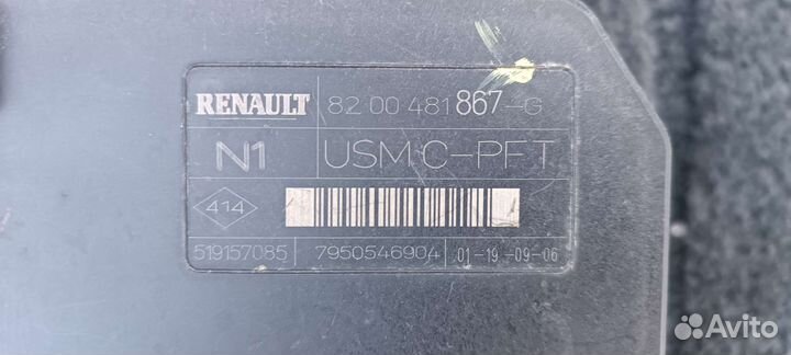 Блок предохранителей подкапотный Рено Меган 2