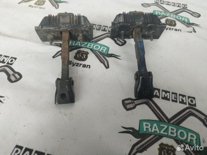 Ограничитель двери задний Toyota Avensis T25