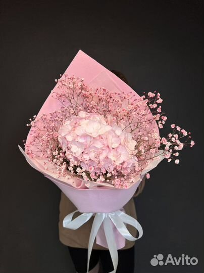 Букет с гортензией и гипсофилой