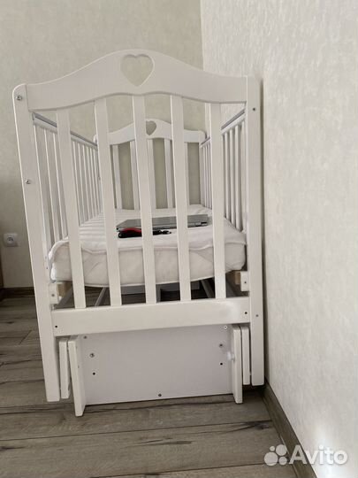 Детская кроватка с поперечным маятником