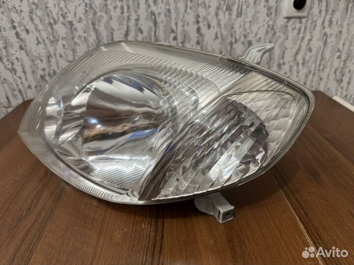 Фара Левая Toyota Corolla Fielder Allex Runx Е120