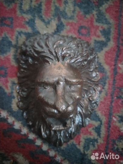 Настенная голова льва