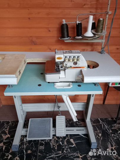 Швейная машинка с оверлоком
