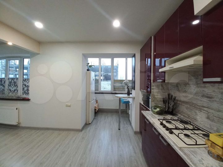 2-к. квартира, 60 м², 1/10 эт.