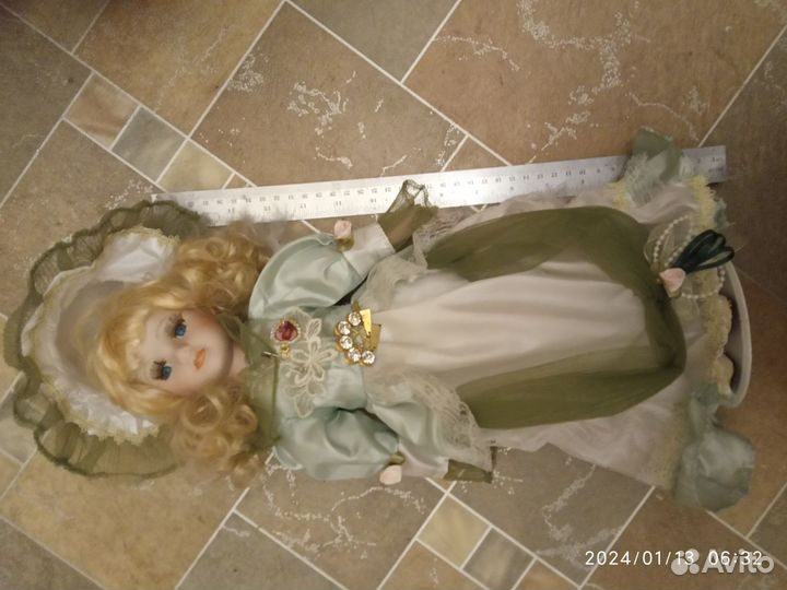 Кукла фарфоровая 40см