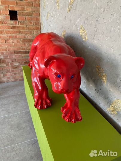 Скульптура собаки бульдог и пантеры