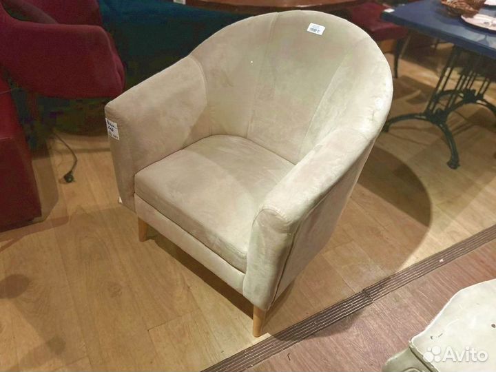 Кресло из велюра на ножках