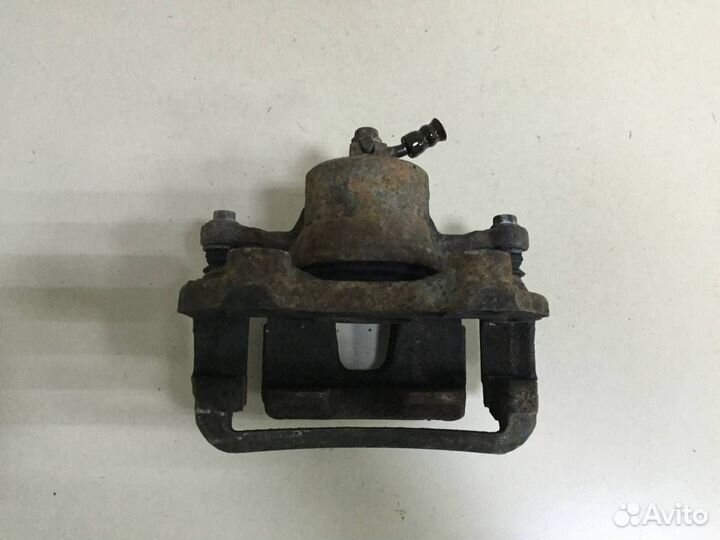 Суппорт передний правый Nissan Maxima A32 1995-2000