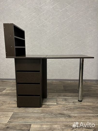 Маникюрный стол