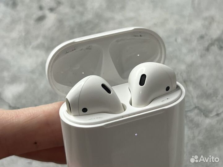 AirPods (2-го поколения) Wireless Charging Case