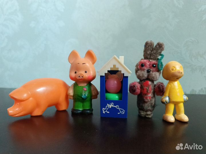 Советские игрушки, фигурки насекомых и герои 90-х