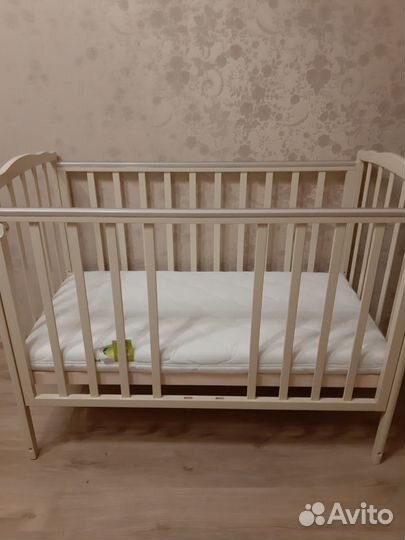 Детская кроватка с продольным маятником