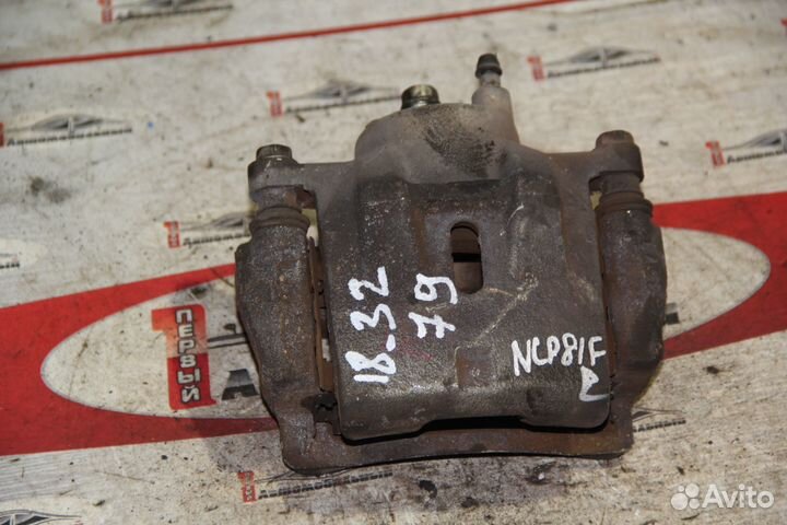 Суппорт перед лево c Toyota Sienta NCP81G 1NZ-FE