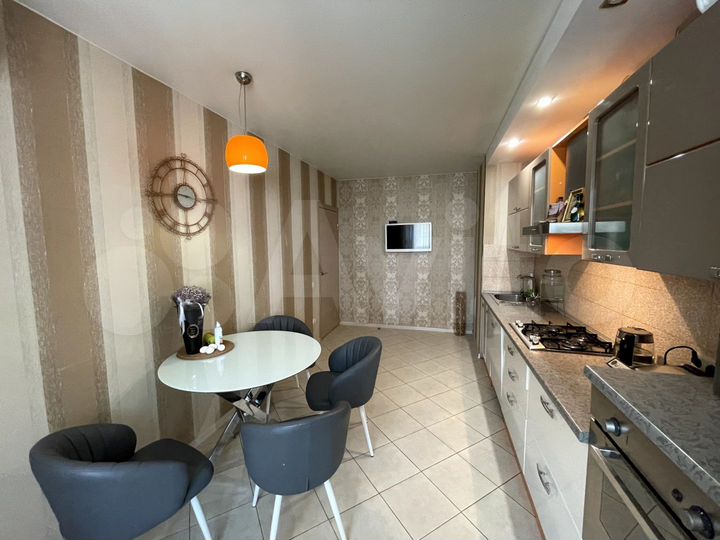 3-к. квартира, 90 м², 8/10 эт.