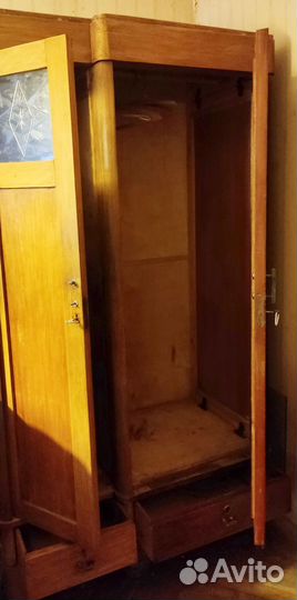 Антикварный платяной шкаф